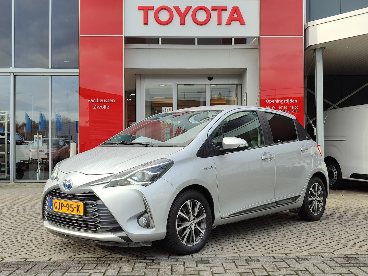 Toyota Yaris - 1.5 HYBRID Y20 PARK.SENSOREN A KEYLESS CLIMA CRUISE PRIVACY GLASS LED NAVI BLUETOOTH - AutoWereld.nl