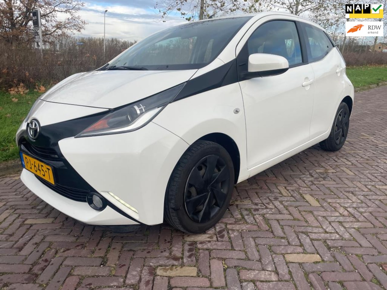 Toyota Aygo - 1.0 VVT-i x-play-Airco - AutoWereld.nl