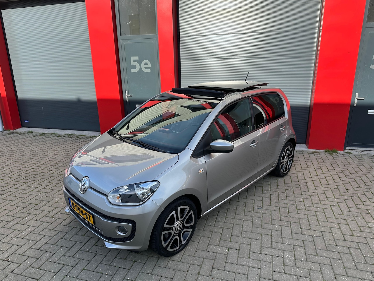 Volkswagen Up! - 1.0 high up! BlueMotion 75 PK Pano, full option , Stoelverw. , Armsteun , Navi , Bleutooth - AutoWereld.nl