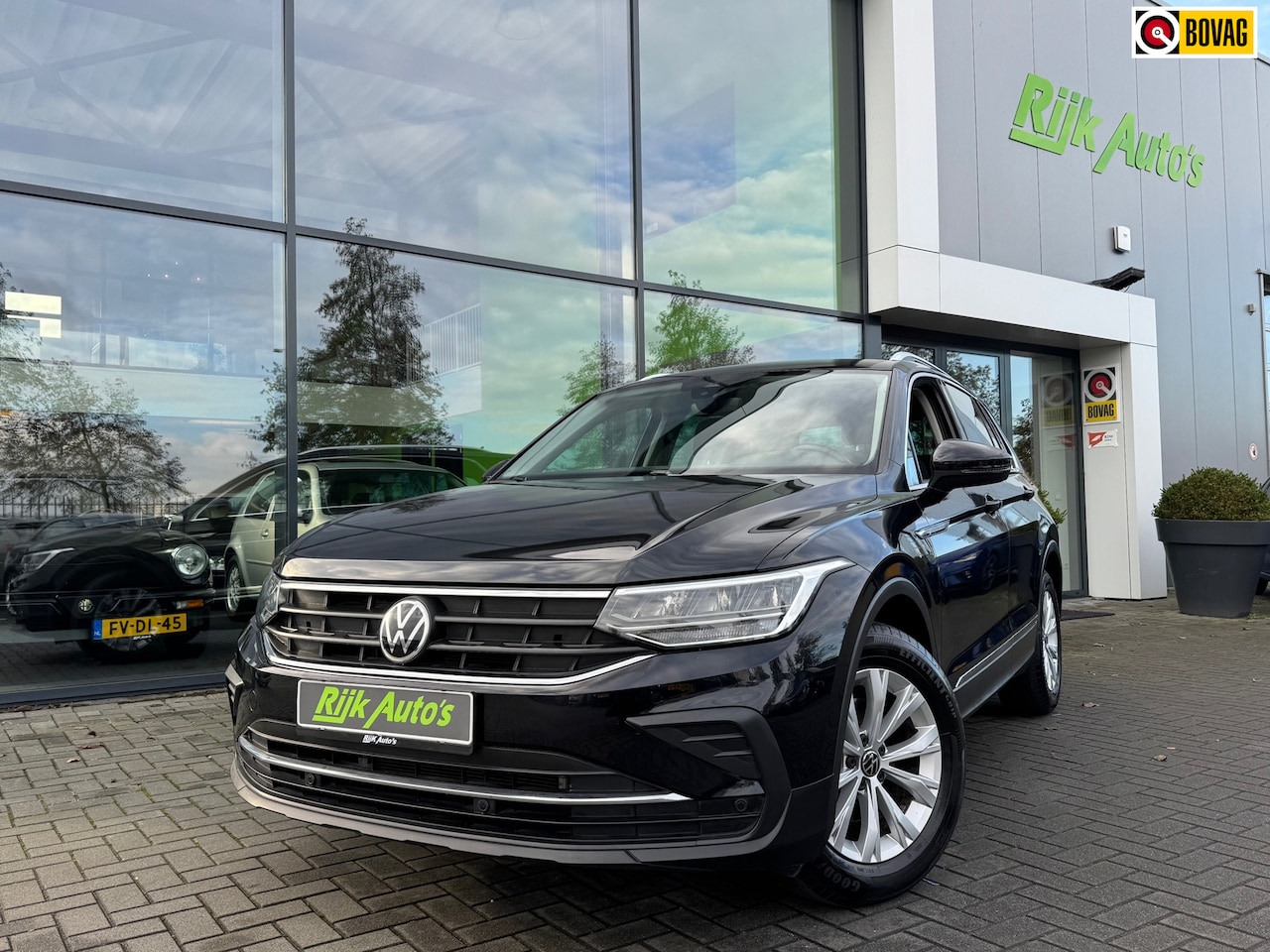 Volkswagen Tiguan - 1.5 TSI Life * Camera * Cruise Control * Clima * Sfeerverlichting - AutoWereld.nl