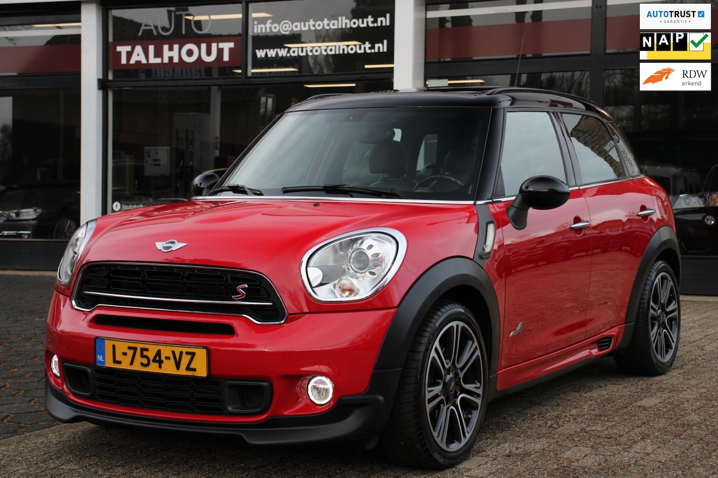 MINI Countryman - 1.6 Cooper S JCW ALL4 Chili - Panoramadak - Harman Kardon - Navigatie - Leder - 5 persoons - AutoWereld.nl