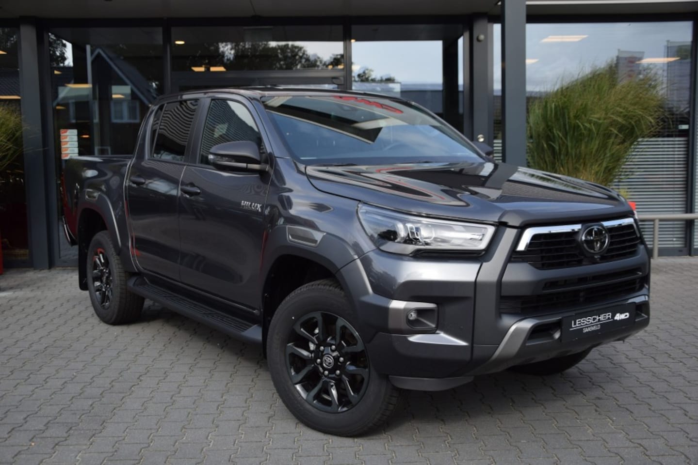 Toyota HiLux - 2.8 D-4D DUBBEL CABIN INVINCIBLE A/T BE TREKKER 5 SITZ VAN - AutoWereld.nl