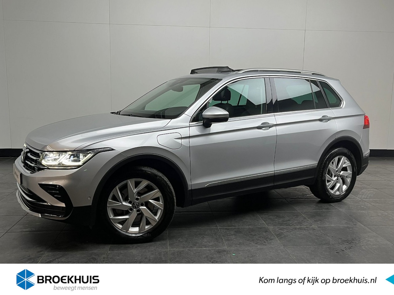 Volkswagen Tiguan - 1.4 TSI 245PK DSG-6 eHybrid Elegance | PANORAMADAK | LEDER | NAVIGATIE - AutoWereld.nl