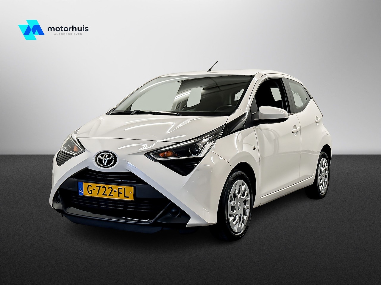 Toyota Aygo - 1.0 VVT-i 72PK 5DRS X-PLAY NAVI TEL AIRCO CAMERA NAP - AutoWereld.nl