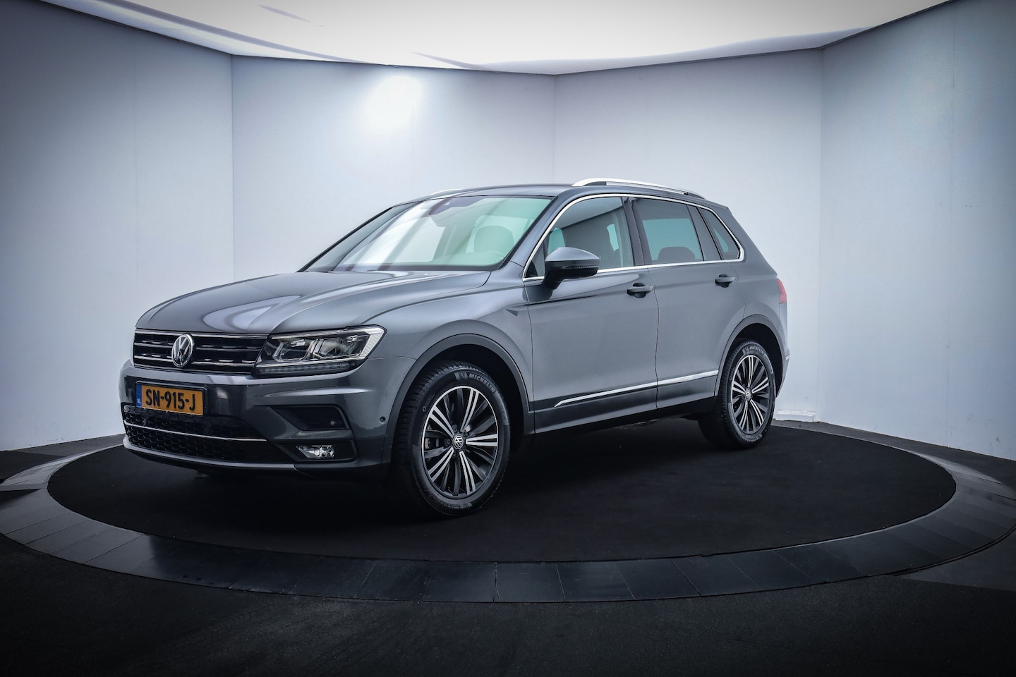 Volkswagen Tiguan - 2.0TSI Dsg 4Motion Highline Gereserveerd !!  FULL LED/DIGI DASH/CAMERA/CARPLAY/TREKHAAK/DA - AutoWereld.nl