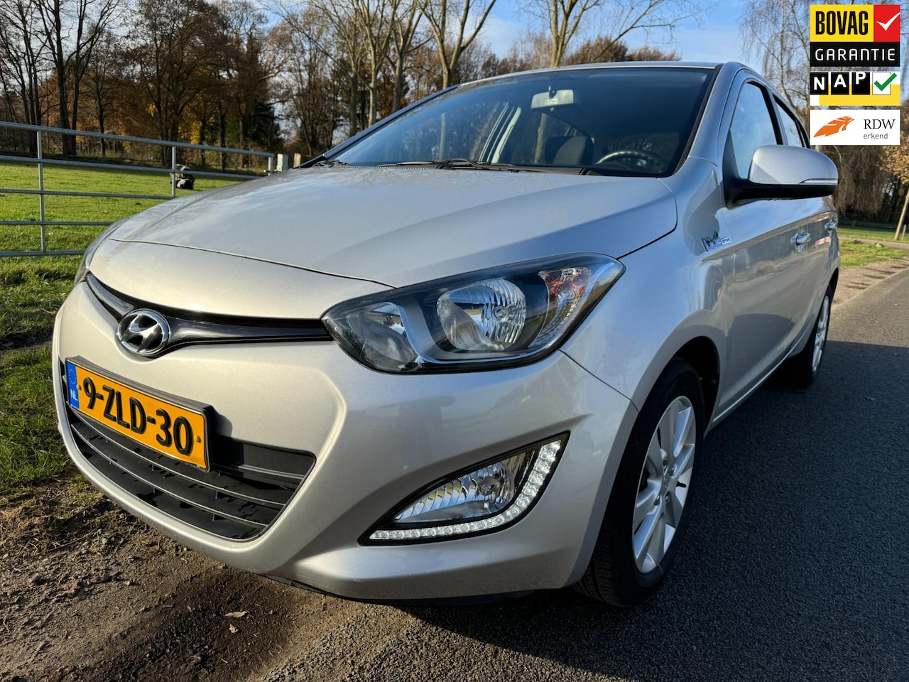 Hyundai i20 - 1.2i i-Deal top onderhouden met trekhaak - AutoWereld.nl