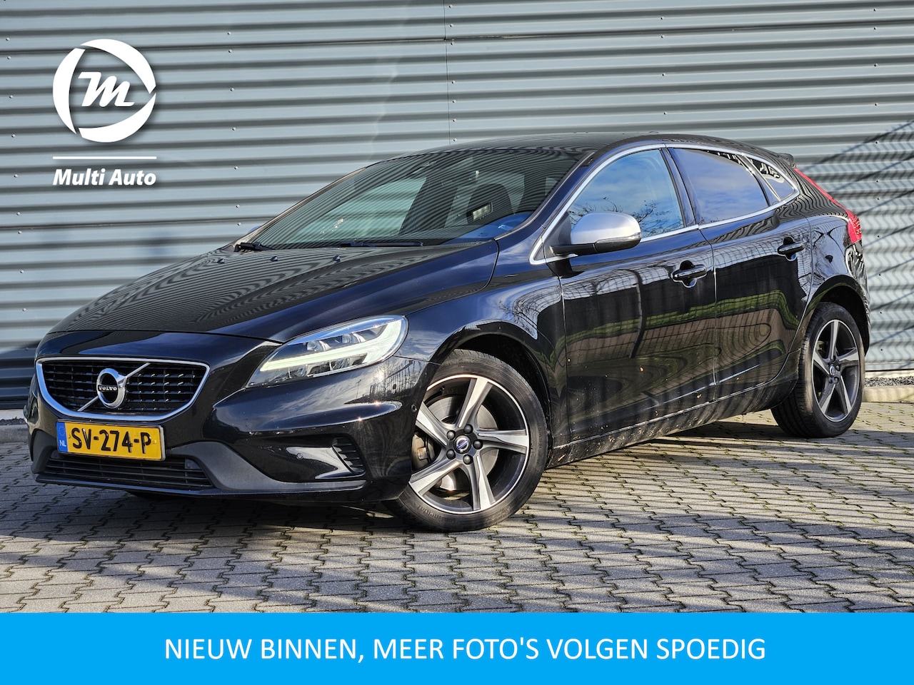 Volvo V40 - T4 R Design 190pk Automaat | Panodak | Trekhaak | Full LED | Lederen Sportstoelen Verwarmd - AutoWereld.nl