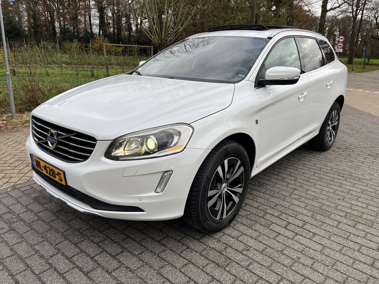 Volvo XC60 - 2.0 D4 FWD Ocean Race “Panoramadak / Trekhaak” - AutoWereld.nl