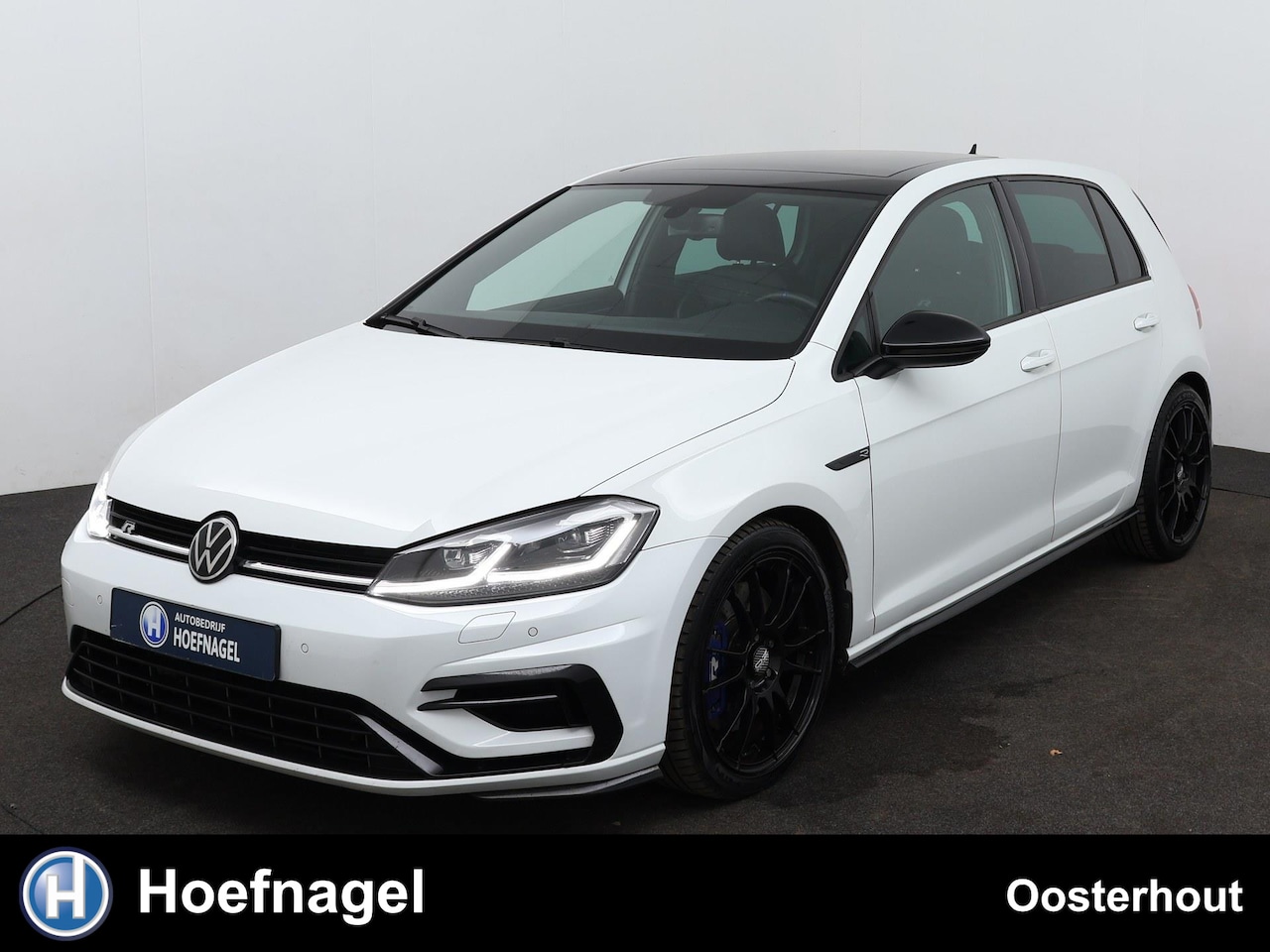 Volkswagen Golf - 2.0 TSI R 4Motion Automaat | Panoramadak | Stoelverwarming | Parkeersensoren | Lederen Bek - AutoWereld.nl