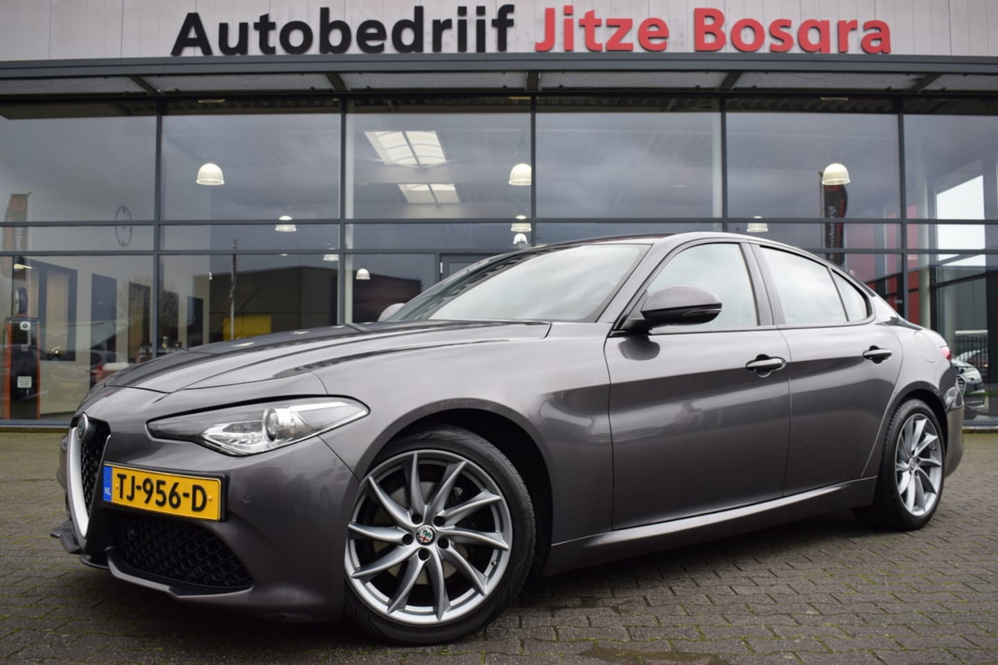 Alfa Romeo Giulia - 2.0T 200pk Automaat Super Bi-Xenon | Bruin Leder | Sportstoelen | Carplay | 18 Inch LMV | - AutoWereld.nl