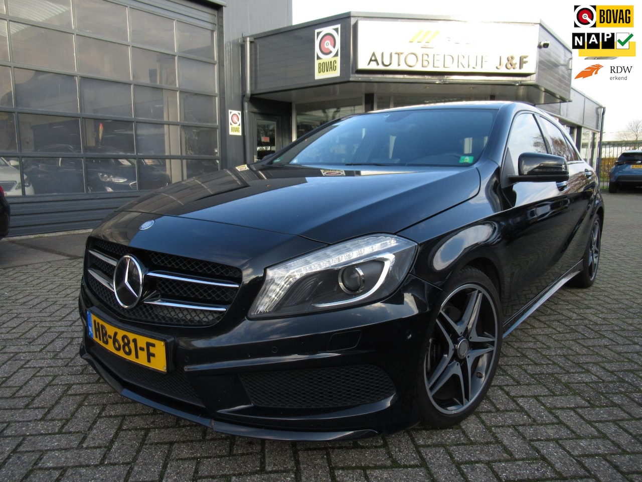 Mercedes-Benz A-klasse - 180 Ambition / AMG-pakket / PANO / PDC 2x / NAV / AUT - AutoWereld.nl