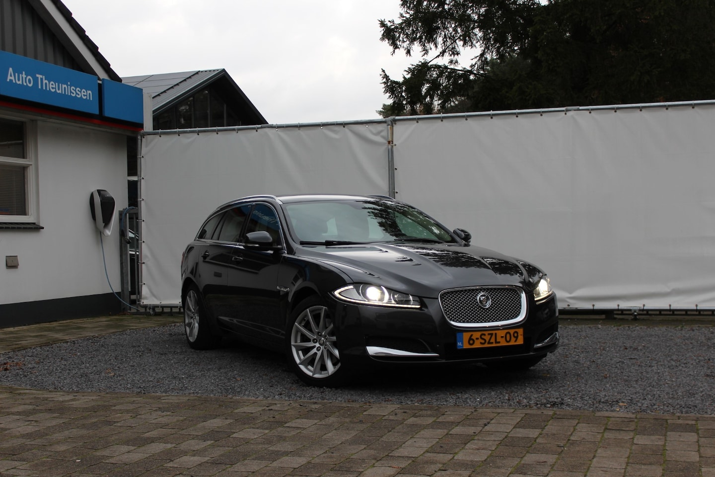 Jaguar XF - 2.2D 163pk Aut. Premium Business Edition | Trekhaak - AutoWereld.nl