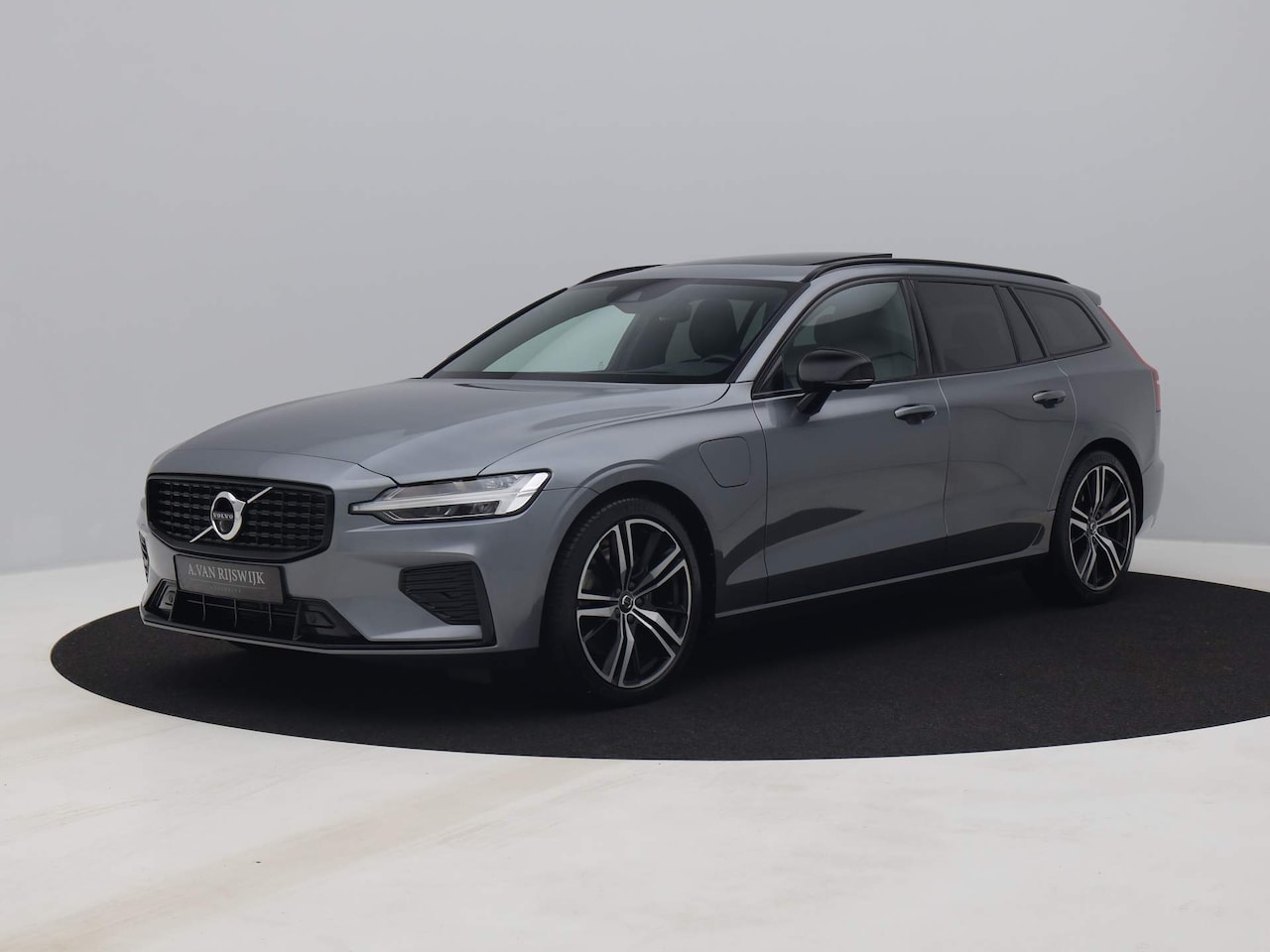 Volvo V60 - 2.0 T6 Recharge AWD R-Design | 360° | PANO | H&K | KEYLESS | HUD - AutoWereld.nl