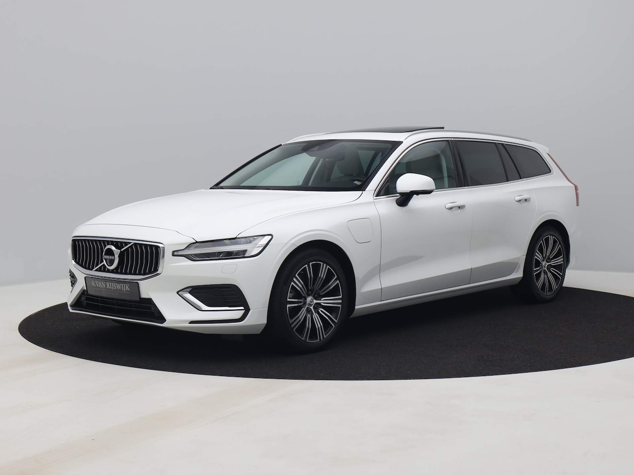 Volvo V60 - 2.0 T6 Recharge AWD Inscription | PANO | ADAPTIVE | H&K | STOEL- EN STUURVERW. | TREKHAAK - AutoWereld.nl