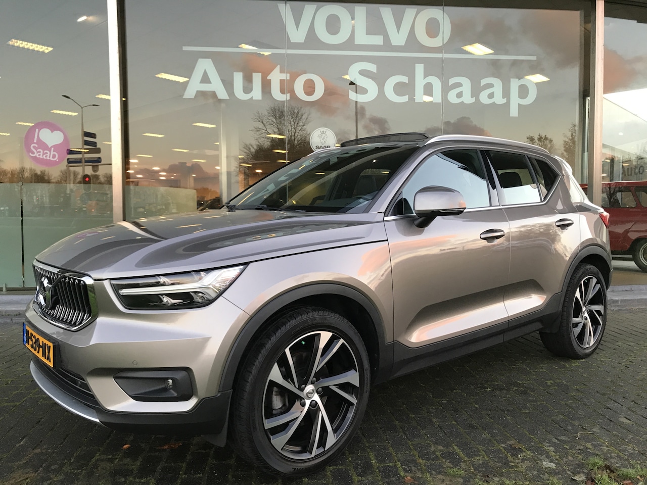 Volvo XC40 - 2.0 T4 Inscription Automaat | Rijklaar incl 12 mnd Bovag | Panorama dak Keyless Camera Tre - AutoWereld.nl