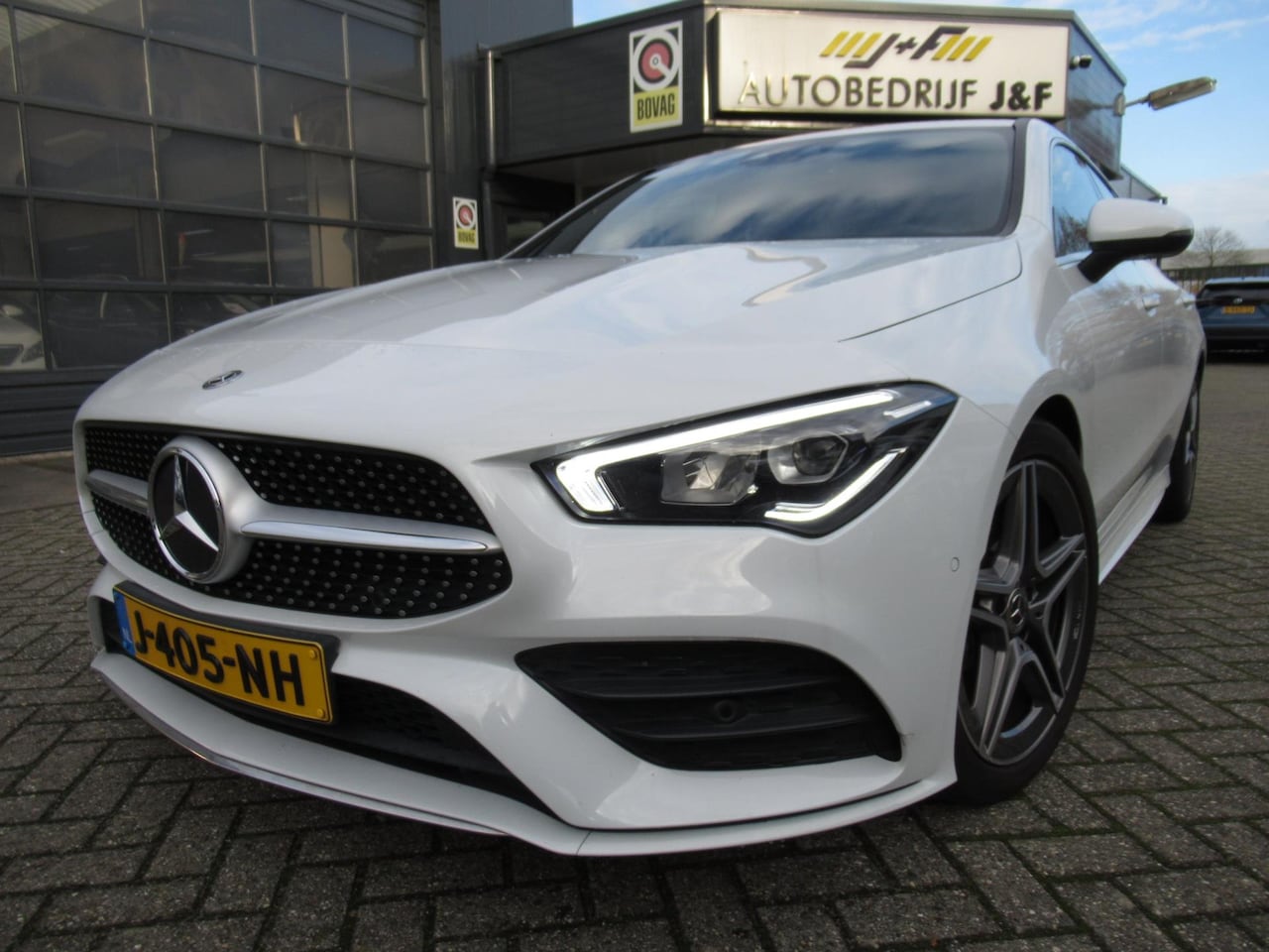 Mercedes-Benz CLA-klasse Shooting Brake - 180 Business Solution AMG / AUTOMAAT / PDC 2x / NAV / SFEERVERLICHTING - AutoWereld.nl