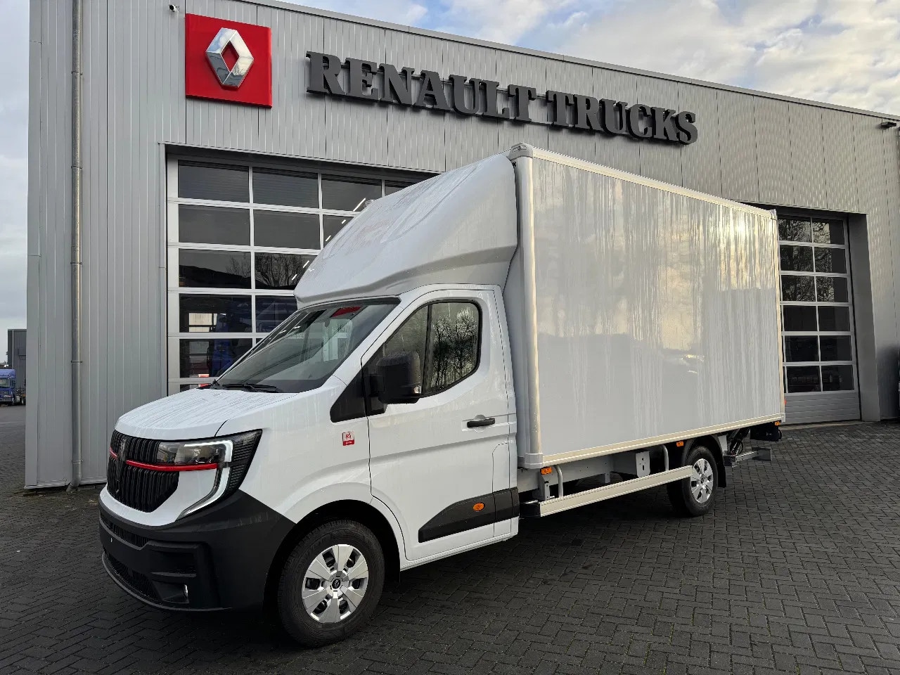 Renault Master - NEW Red Edition Bakwagen 170PK - AutoWereld.nl