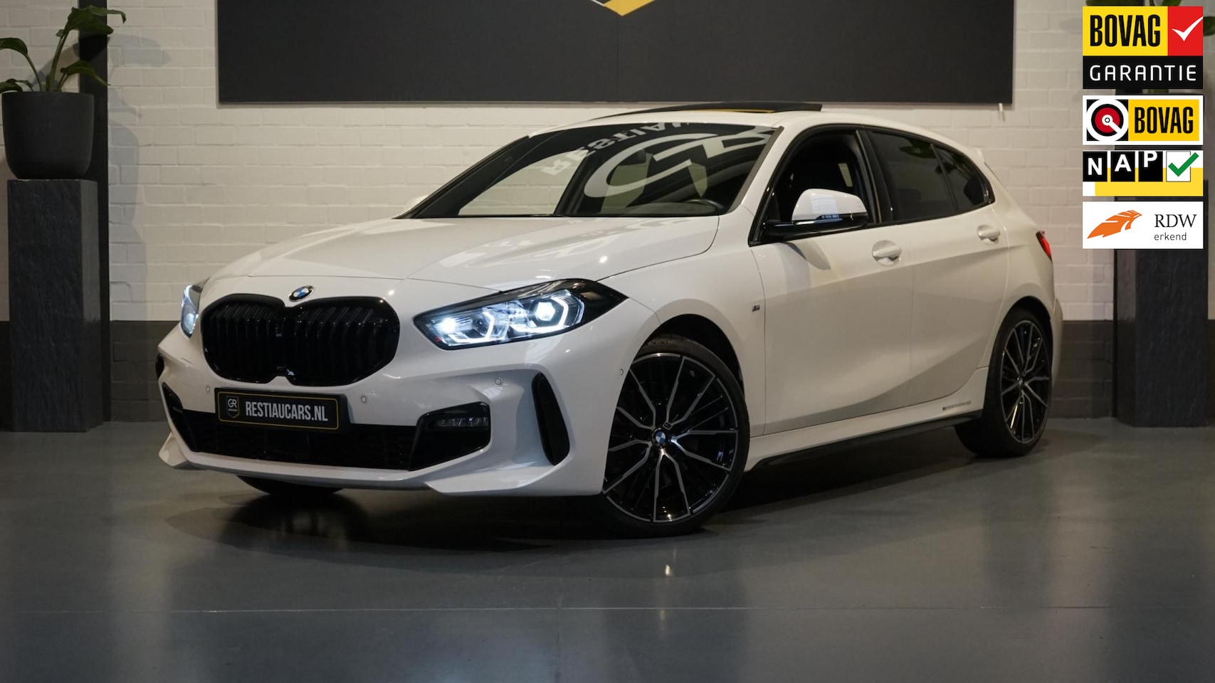 BMW 1-serie - 120i M-sport Shadow Line AUTOMAAT-CAMERA-CLIMA-KEYLESS-NAVIGATIE PROF-PANORAMA-SCHAALSTOEL - AutoWereld.nl