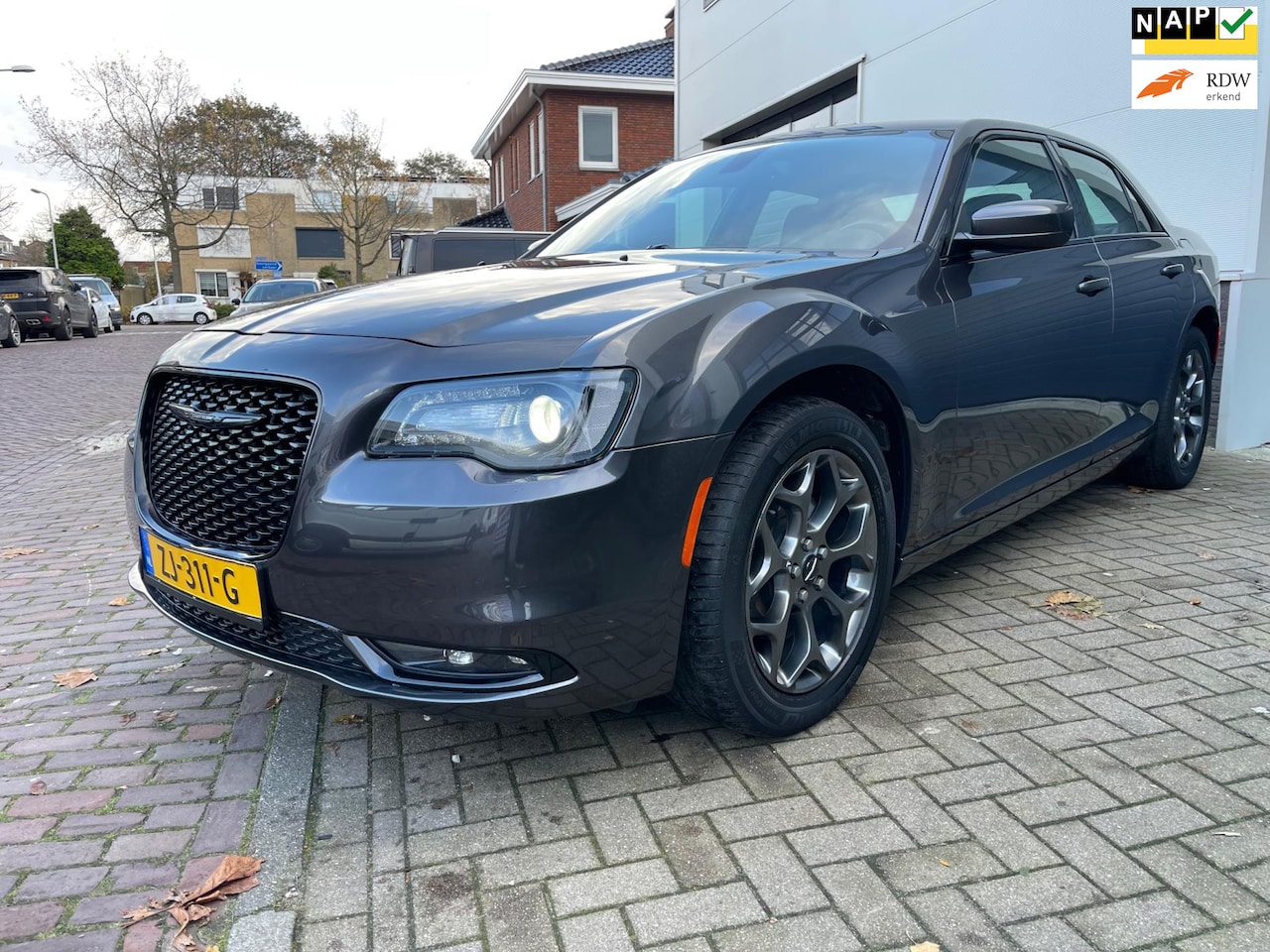 Chrysler 300C - CHRYSLER Chrysler 3.6 V6/ 296 PK/Bourgundy/Camera/Navi/Leder/Stoelverwar/Led/Climate-c/Cru - AutoWereld.nl