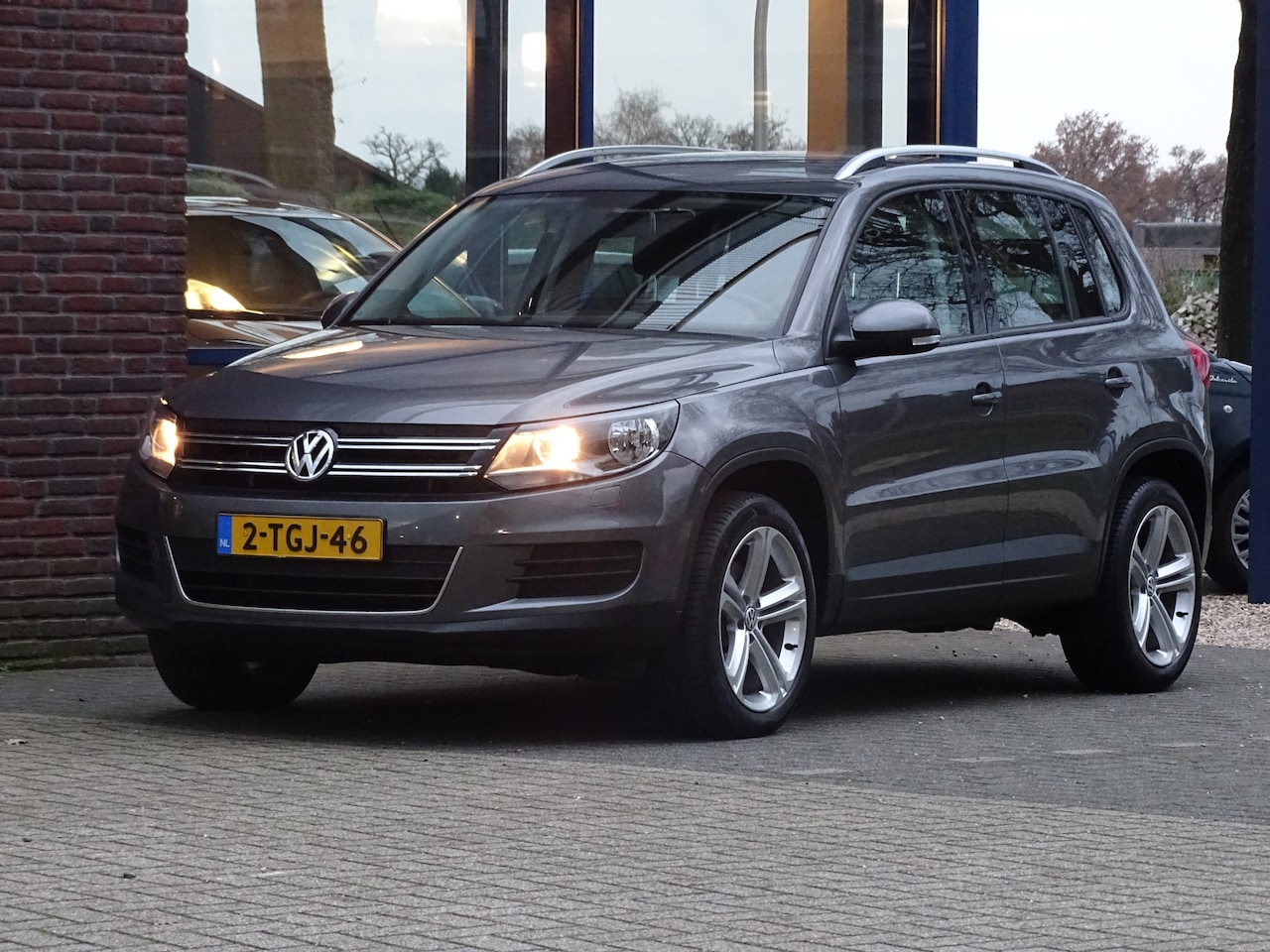 Volkswagen Tiguan - 1.4 TSI Comfort&Design TREKHAAK NAV CAMERA 18'' LM - AutoWereld.nl