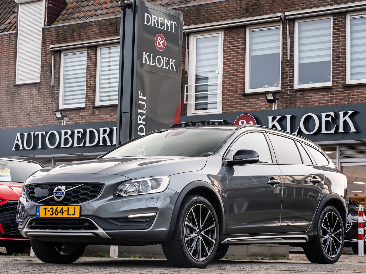 Volvo V60 Cross Country - 2.0 T5 AWD Summum PANO 19 INCH CAMERA TREKHAAK ELEK STOELEN 1220000KM!! - AutoWereld.nl