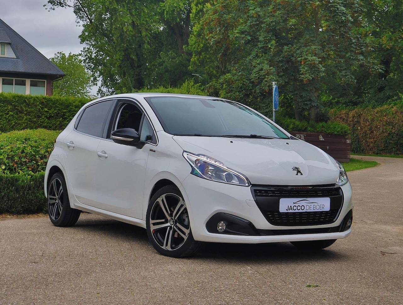 Peugeot 208 - 1.2 e-THP 110pk GT-Line Automaat 5drs Navi/Camera/Sportint/17" - AutoWereld.nl