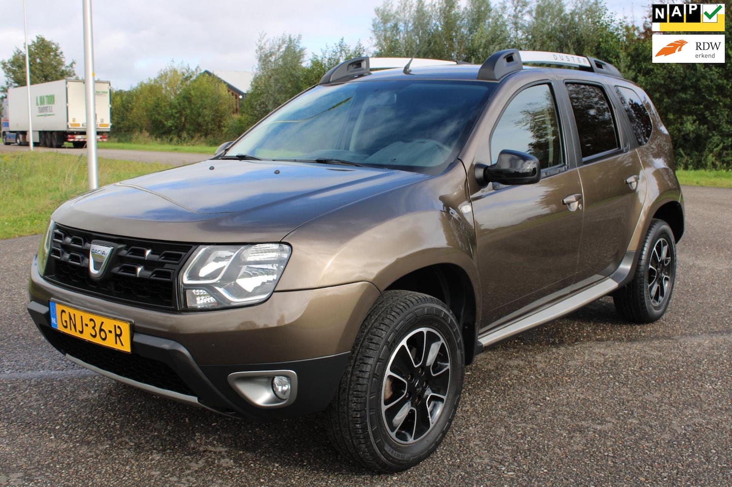 Dacia Duster - 1.2 TCe 4x2 Série Limited Black Touch Navigatie Cruise Controle Nieuwe APK - AutoWereld.nl