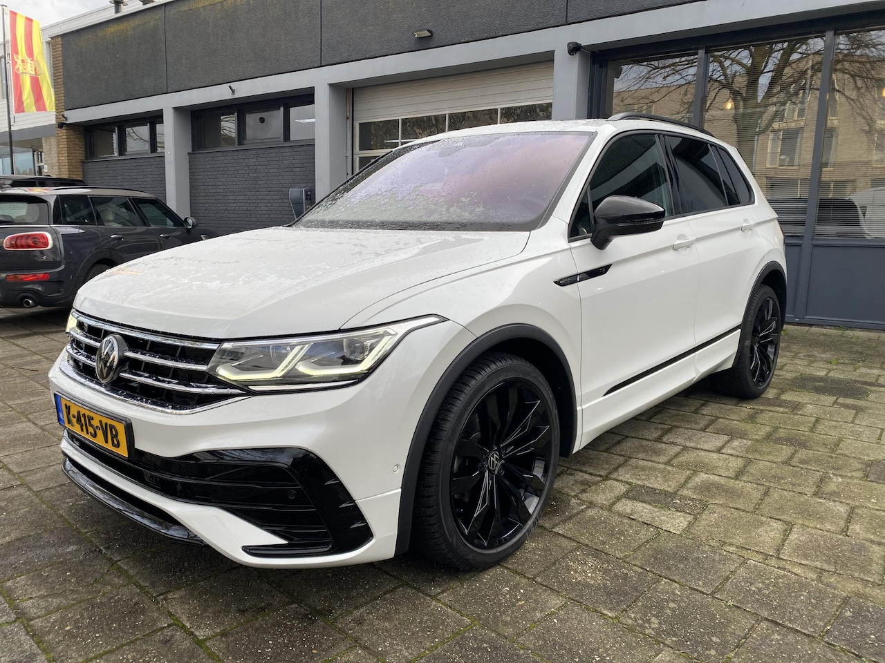 Volkswagen Tiguan - 1.5 TSI R-Line Business+ Pano , LED - AutoWereld.nl