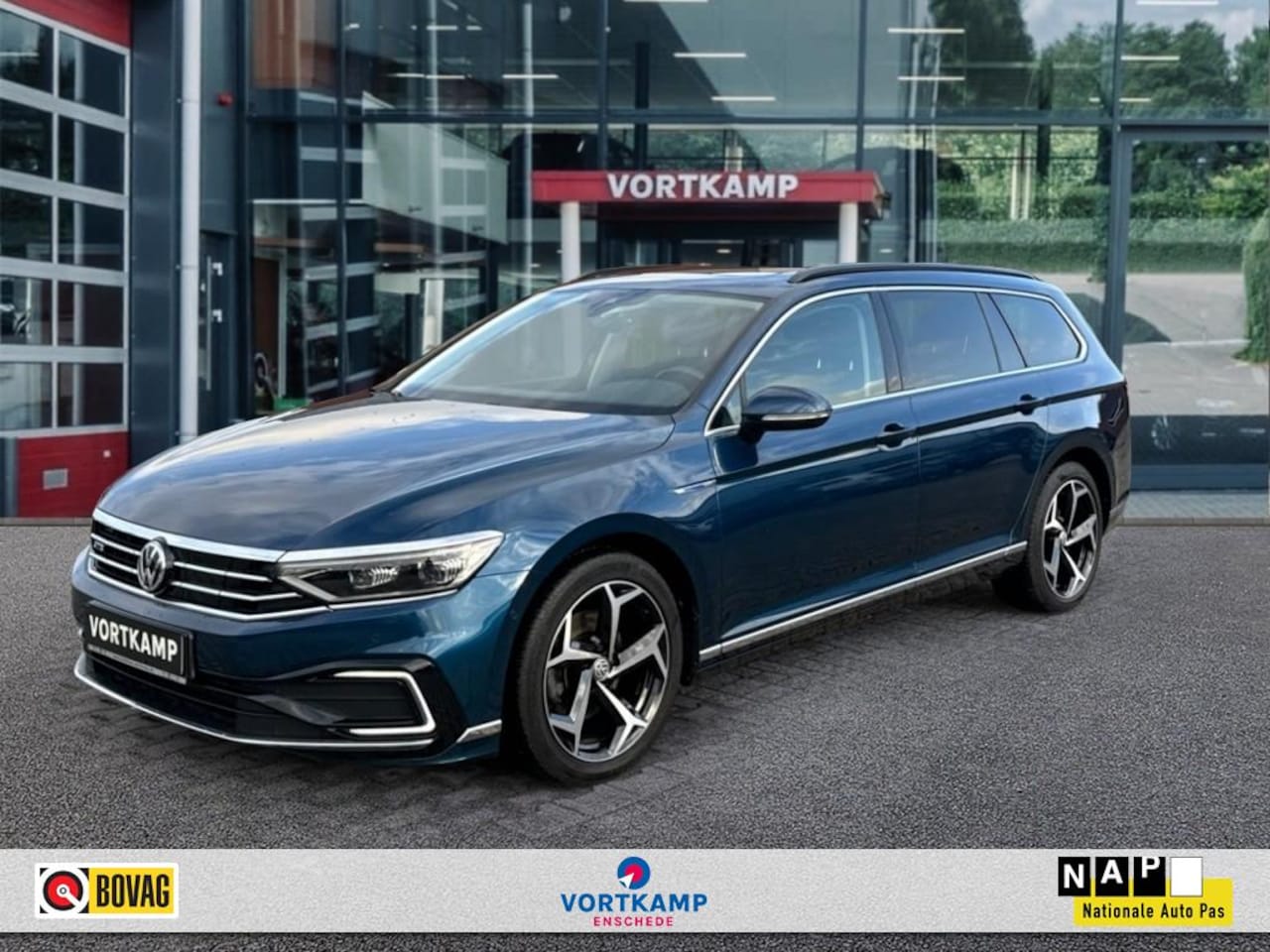 Volkswagen Passat Variant - 1.4 TSI DSG GTE PANO-DAK/CAMERA/MEMORY/NAVI/ACC/STOELVERW - AutoWereld.nl