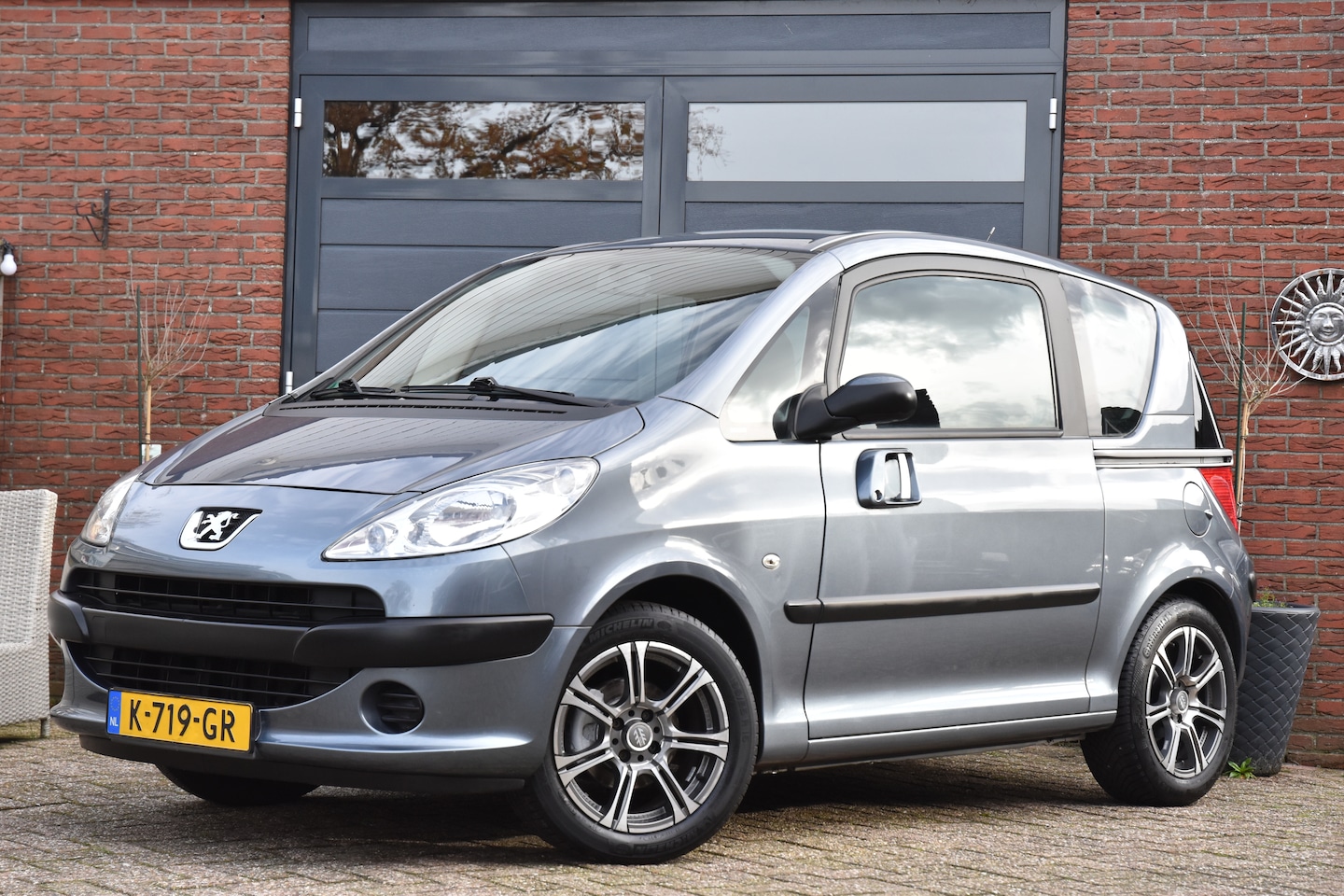 Peugeot 1007 - 1.4 Sesam Urban NW APK | NW D-RIEM | LMV - AutoWereld.nl