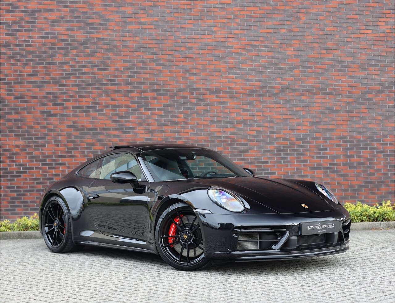 Porsche 911 - Carrera 4 GTS *Pano*Chrono*Centerlock*Rood GTS pakket* - AutoWereld.nl