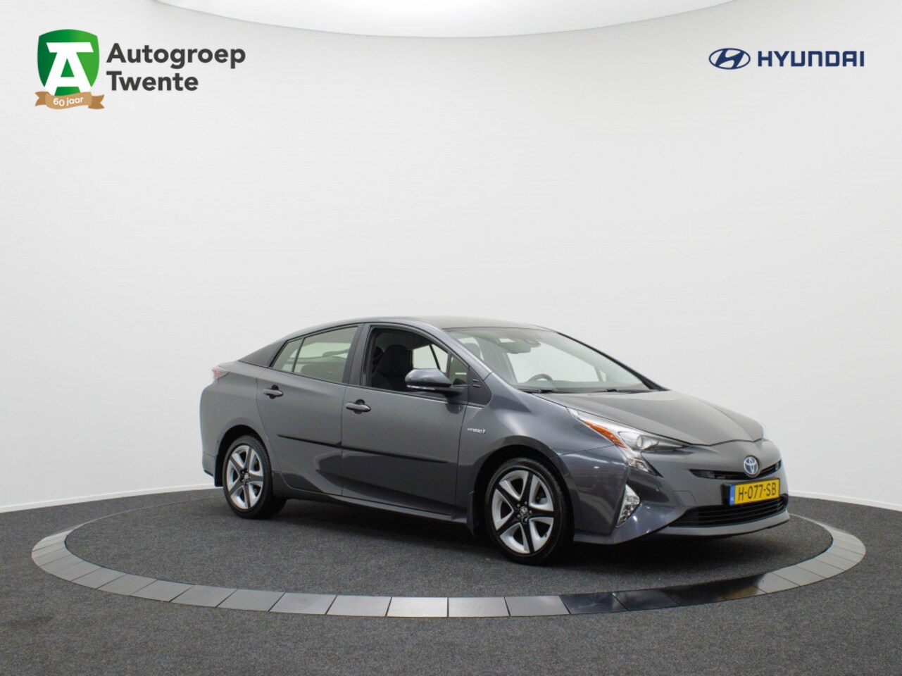 Toyota Prius - 1.8 Dark Edition | Navigatie | Trekhaak - AutoWereld.nl