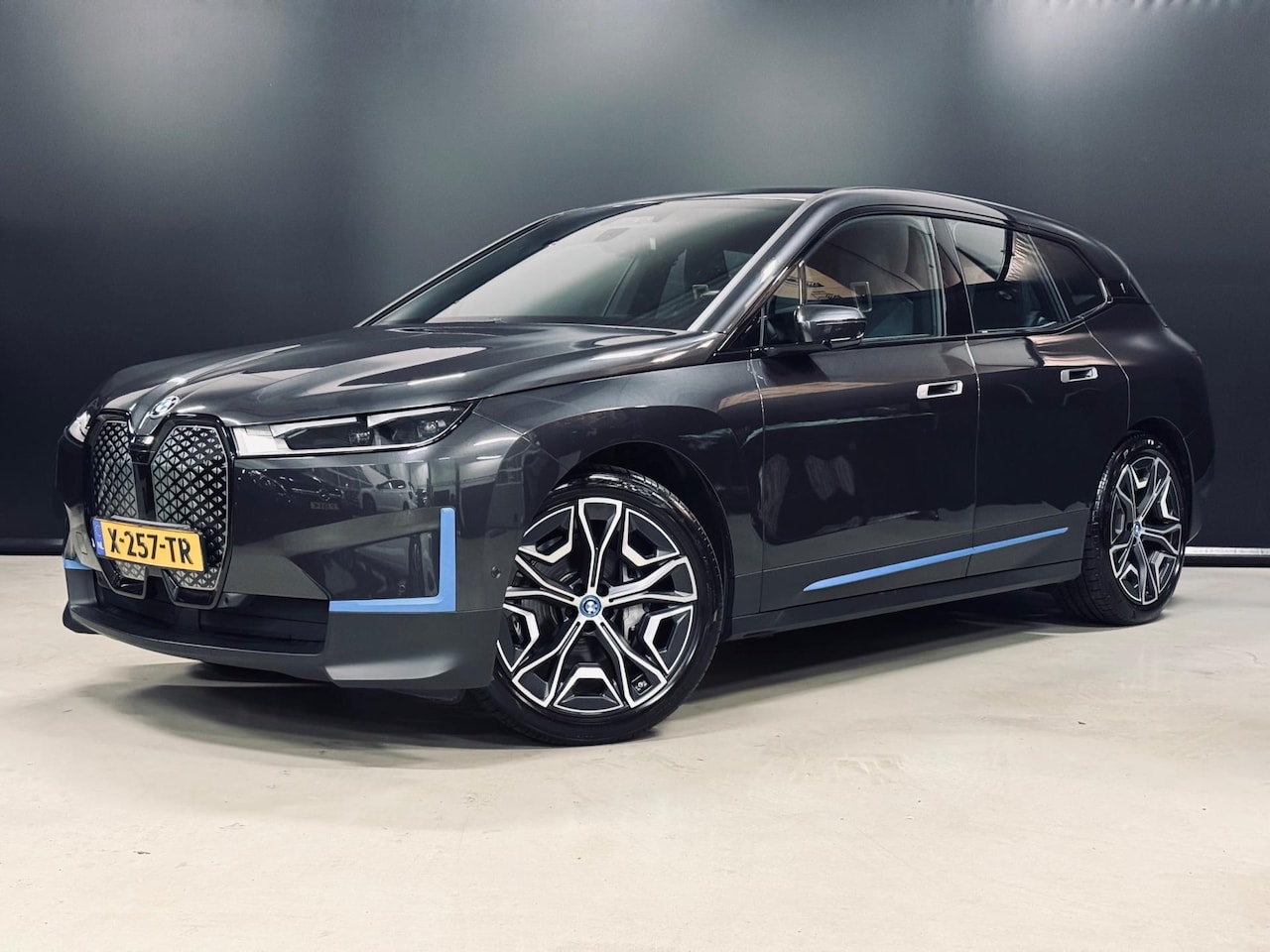 BMW iX - XDrive40 High Executive 77 kWh 326PK, 360 Cam, Harman/Kardon, 22" Velg, Apple Carplay, And - AutoWereld.nl