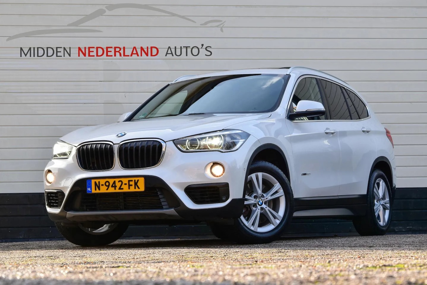 BMW X1 - SDRIVE 20I * PANORAMA * LEER * AUTOMAAT * CAMERA * - AutoWereld.nl