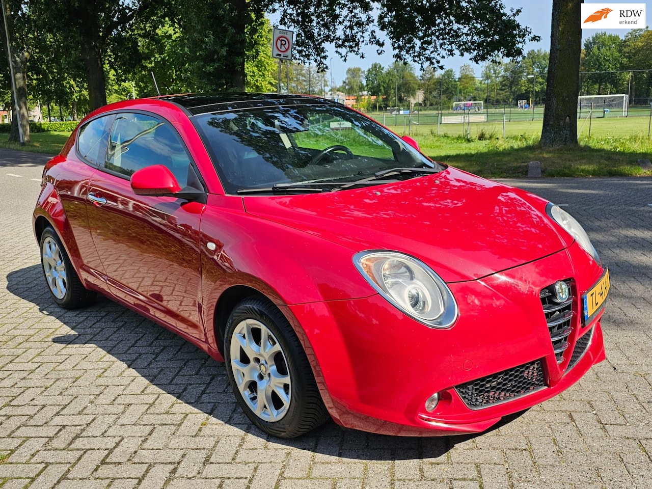 Alfa Romeo MiTo - 1.4 Distinctive leerbekeleding panorama dak elektrische ramen cv op afs - AutoWereld.nl