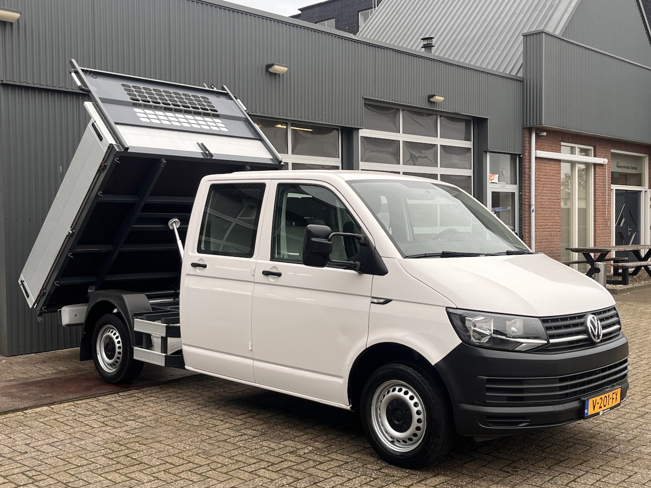 Volkswagen Transporter - 2.0 TDI L2H1 DC Kipper open laadbak Airco Bluetooth trekhaak 2200 kg 1e eigenaar Dealer on - AutoWereld.nl