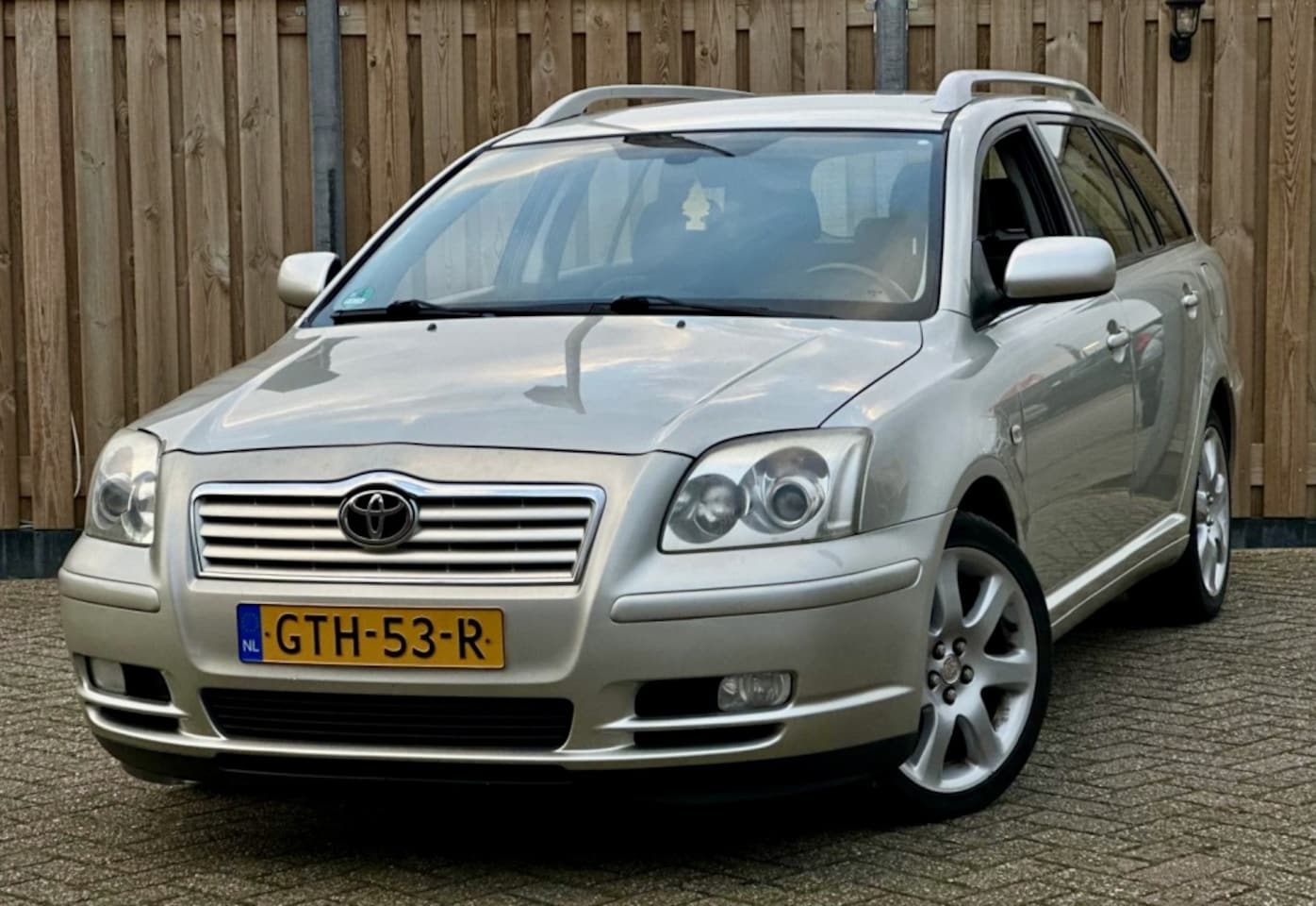 Toyota Avensis Wagon - 2.0 VVTi Executive 2.0 VVTi Executive - AutoWereld.nl