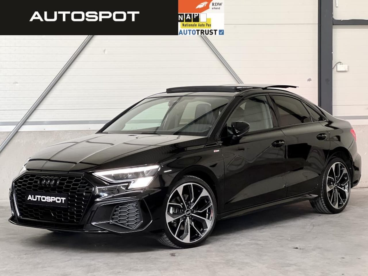 Audi A3 Limousine - 35 TFSI S-Line Black Optik Pano Matrix Navi - AutoWereld.nl