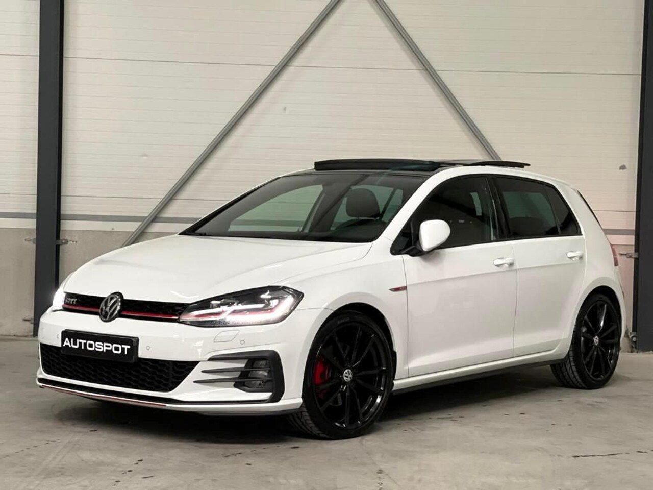 Volkswagen Golf - 2.0 TSI GTI DSG PERFORMANCE PANO VIRTUAL ACC - AutoWereld.nl