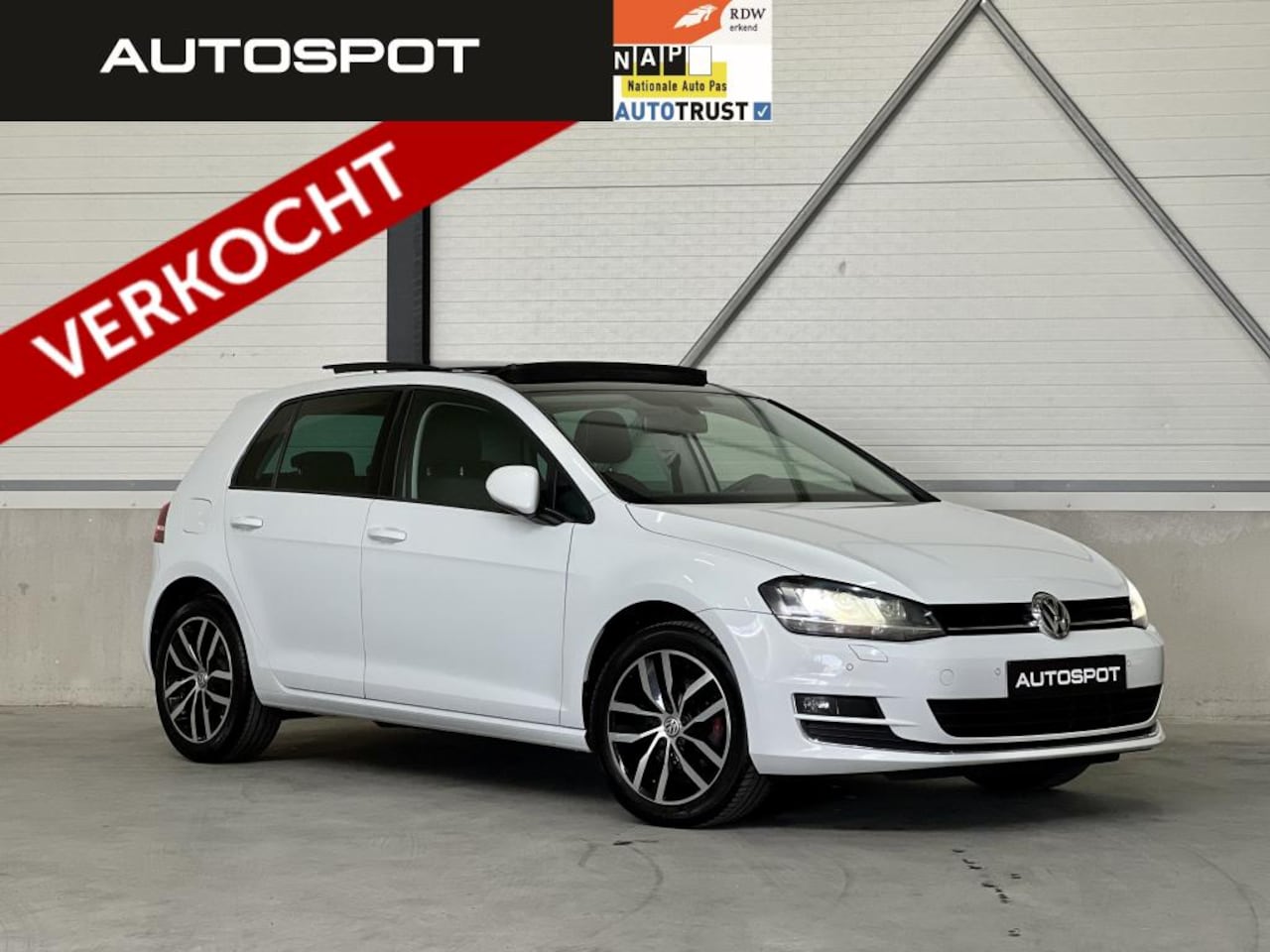 Volkswagen Golf - 1.4 TSI DSG Highline Pano Navi Standkachel - AutoWereld.nl