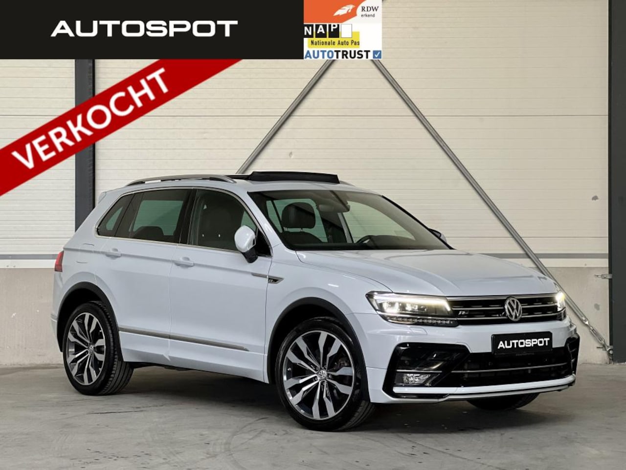 Volkswagen Tiguan - 2.0 TSI 4Motion R-Line Pano ACC Dyna Virtual - AutoWereld.nl