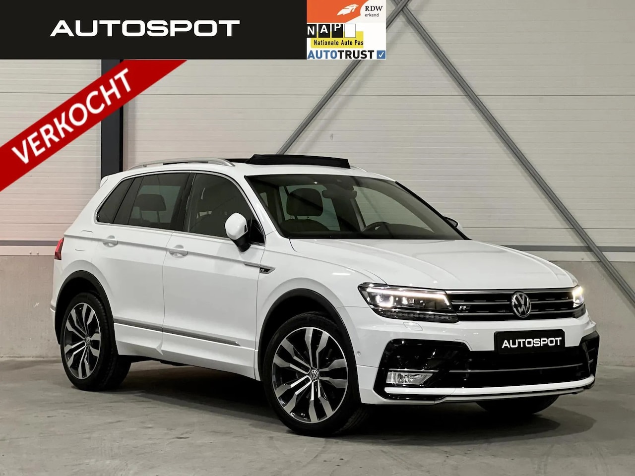 Volkswagen Tiguan - 2.0 TSI 4Motion R-Line Pano Navi ACC HUD - AutoWereld.nl