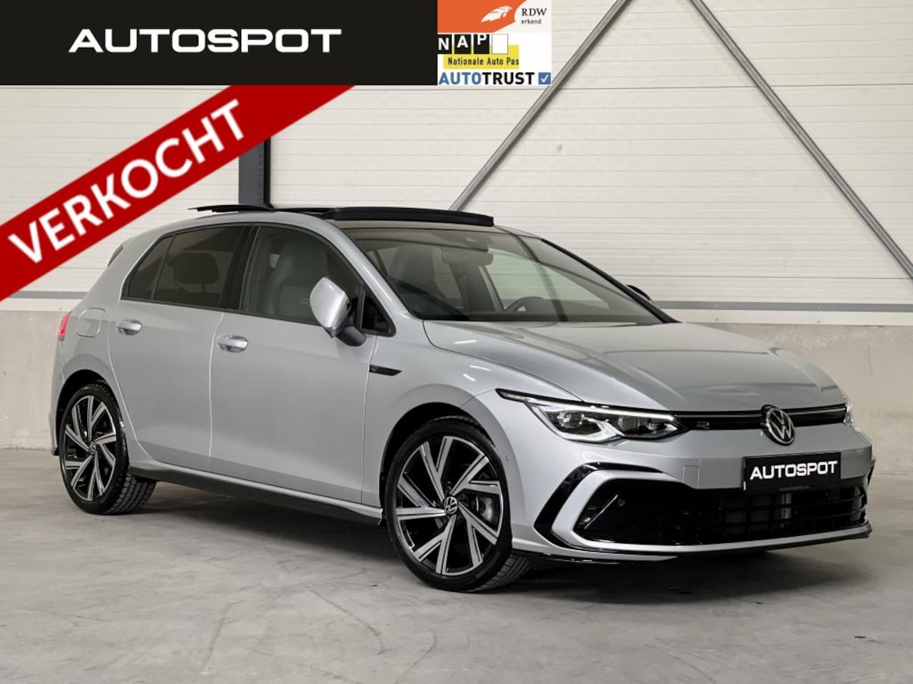 Volkswagen Golf - 1.5 eTSI R-Line Pano Keyless NaviPro ACC - AutoWereld.nl