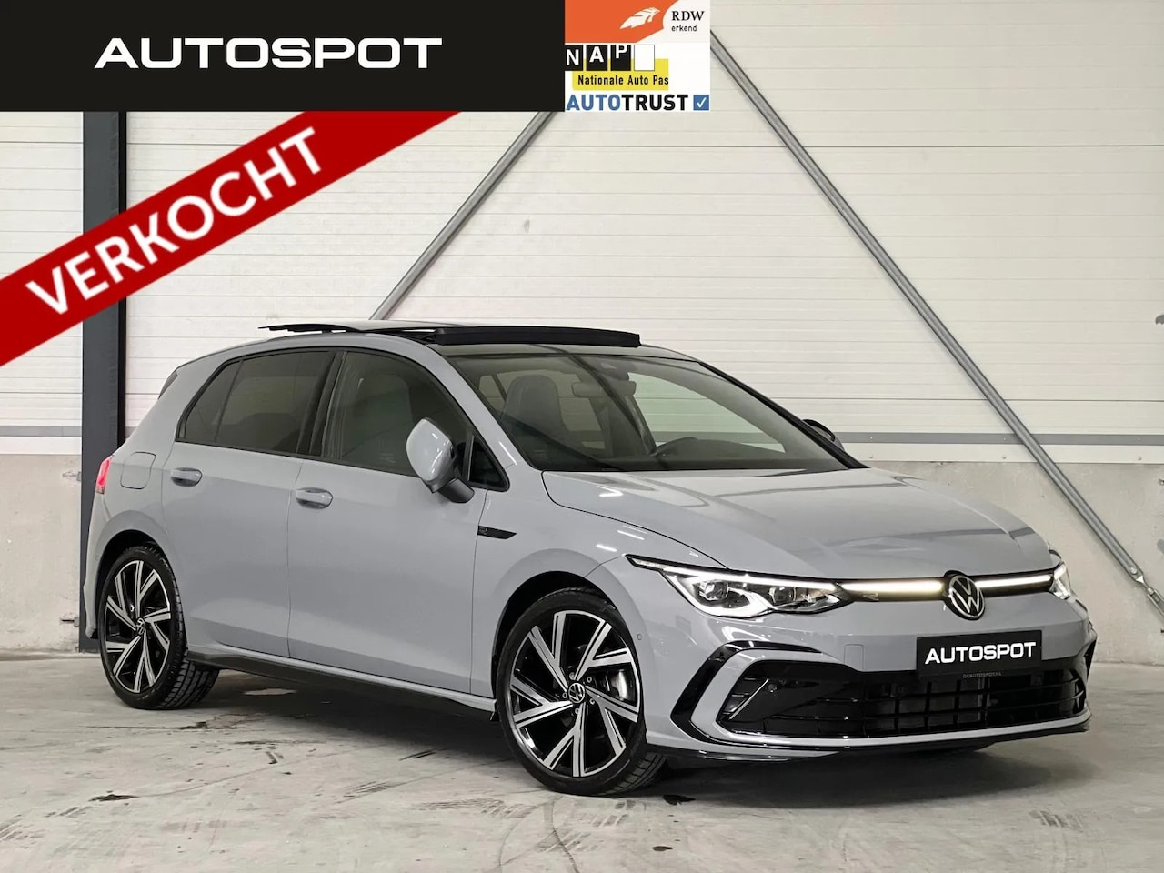 Volkswagen Golf - 1.5 eTSI R-Line Pano Navi ACC Keyless IQ Light - AutoWereld.nl