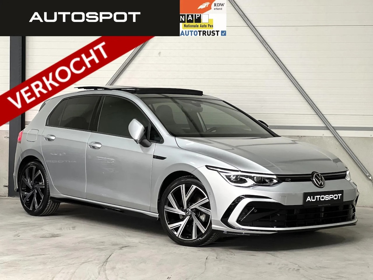 Volkswagen Golf - 1.5 eTSI R-Line Pano Navi ACC Keyless IQ Light - AutoWereld.nl