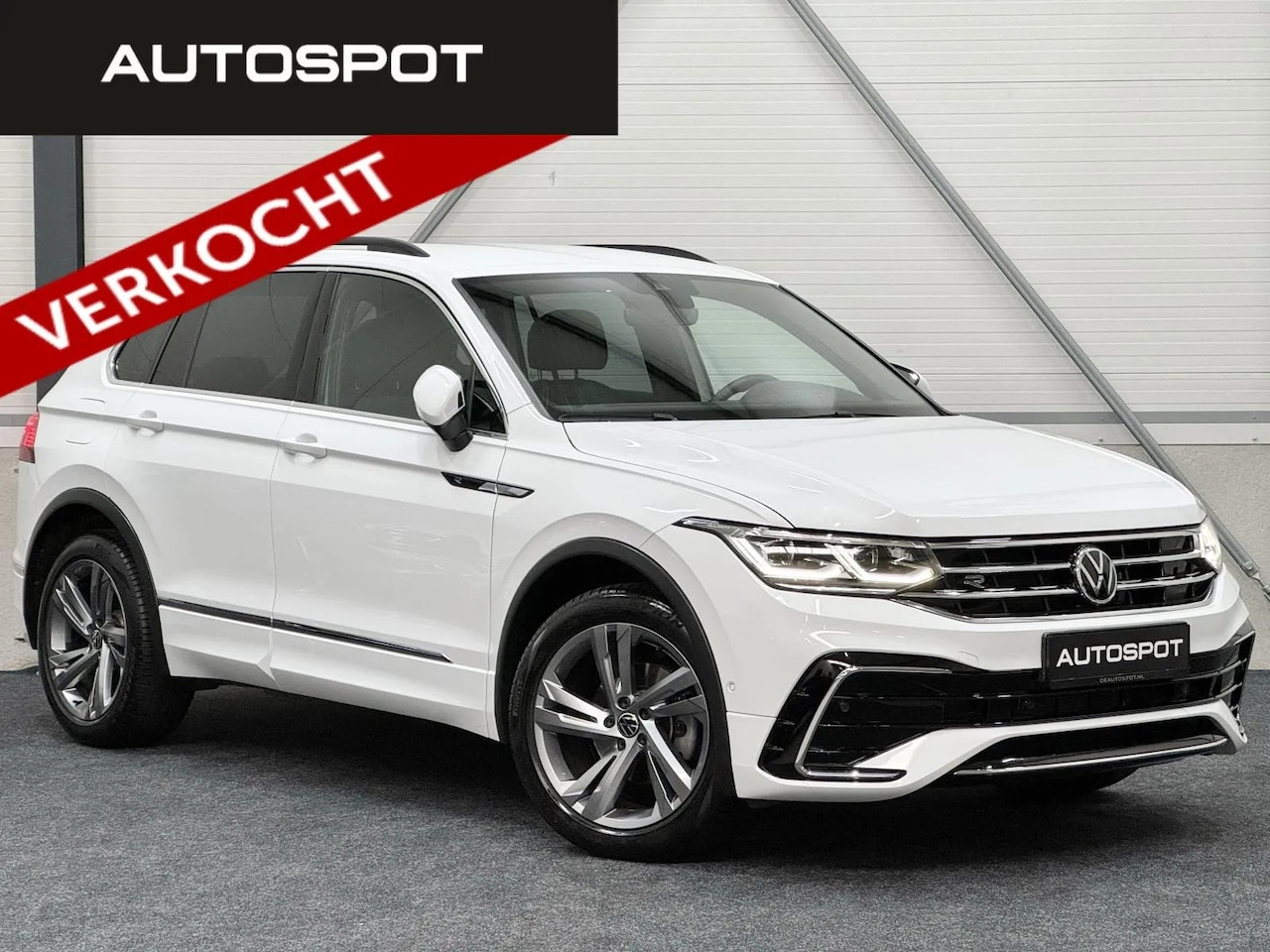 Volkswagen Tiguan - 1.5 TSI R-Line ACC Navi IQ Light Trekhaak - AutoWereld.nl