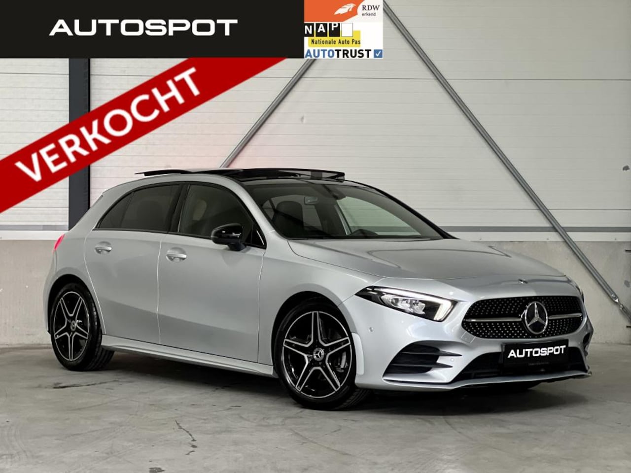 Mercedes-Benz A-klasse - A200 AMG Night Pakket Pano Camera Sfeerverlichting - AutoWereld.nl