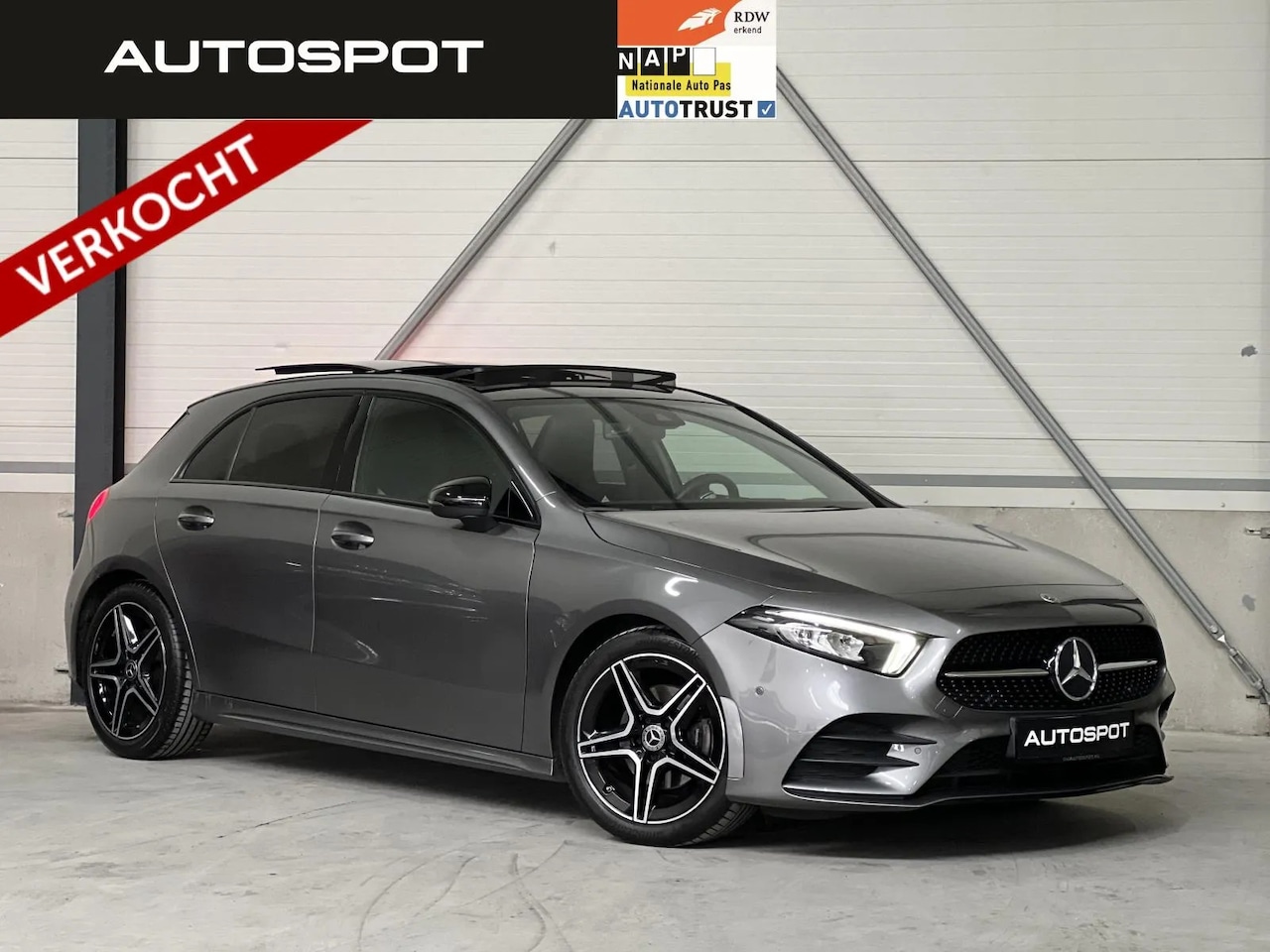 Mercedes-Benz A-klasse - A200 AMG Night Pakket Pano Camera Sfeerverlichting - AutoWereld.nl