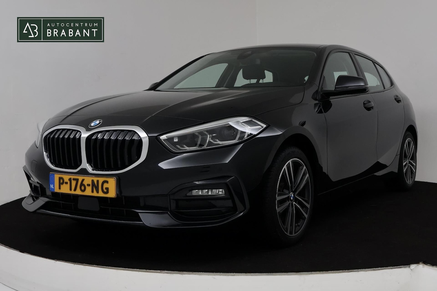 BMW 1-serie - 118i Business Edition (NAVIGATIE, CARPLAY, SPORTSTOELEN, SFEERVERLICHTING, 1e EIGENAAR, DE - AutoWereld.nl