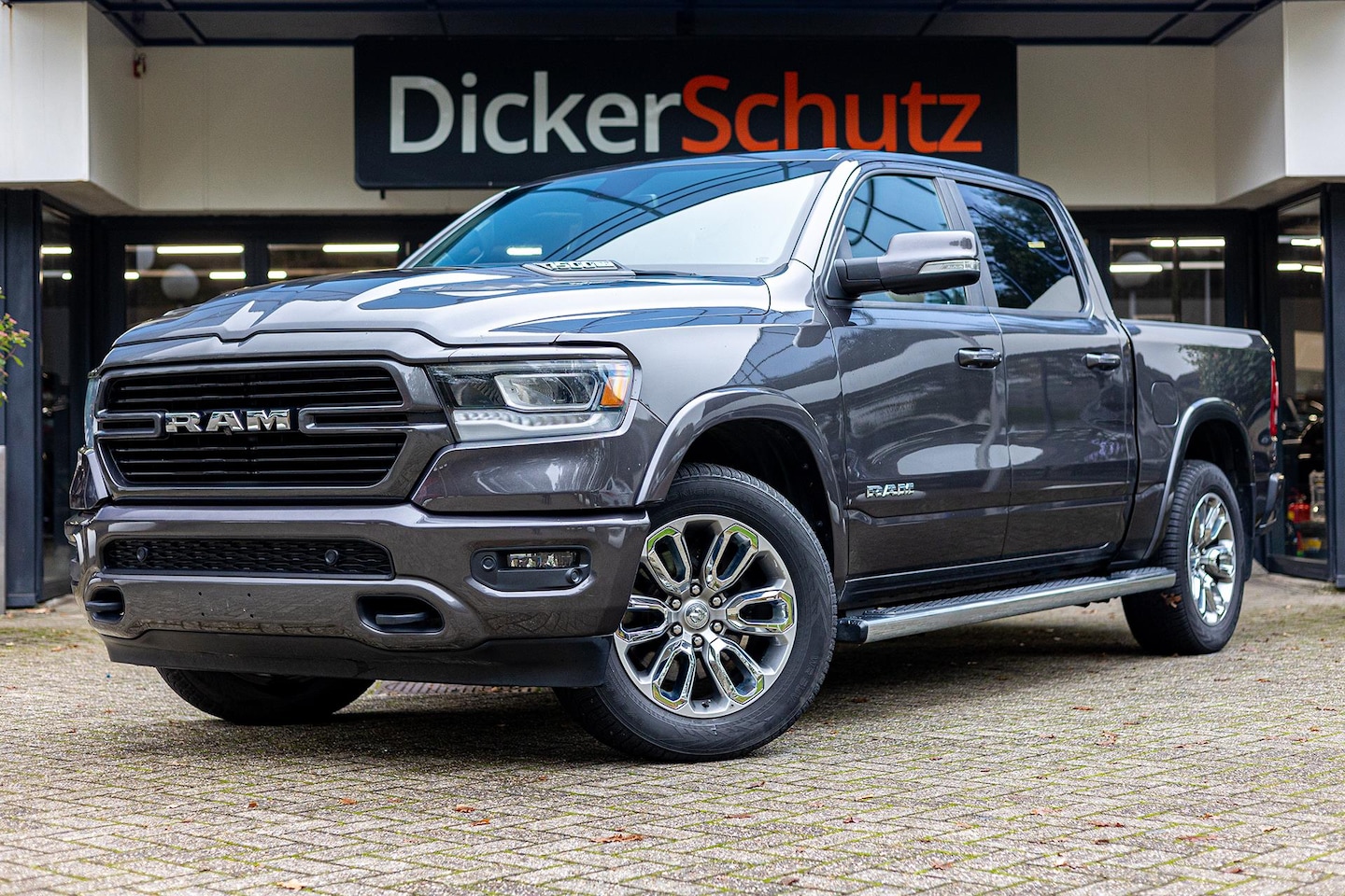 Dodge Ram 1500 - 5.7 V8 4x4 Crew Cab Laramie-Sport. Eerste eigenaar! - AutoWereld.nl